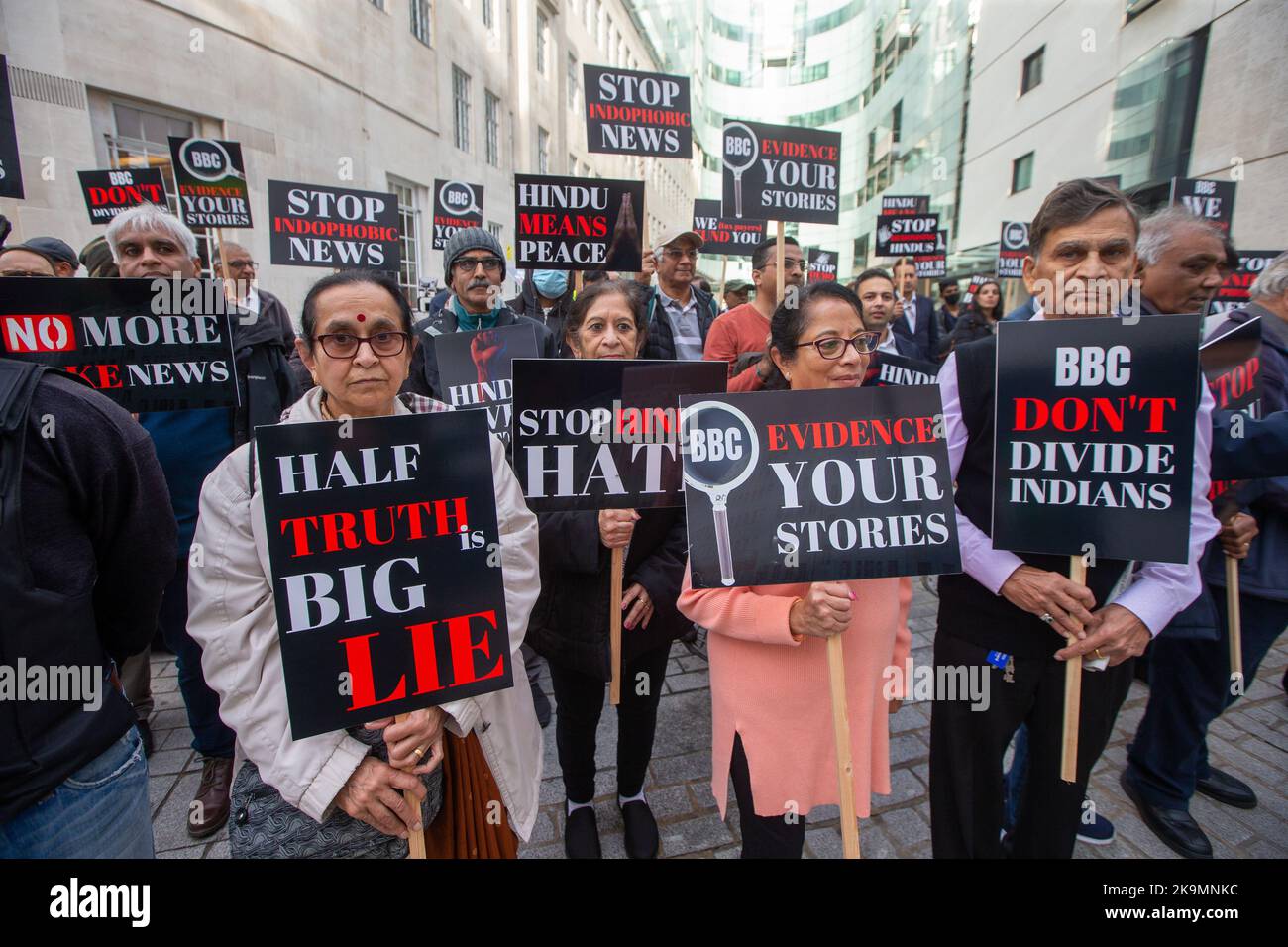 Londres, Angleterre, Royaume-Uni. 29th octobre 2022. Des membres de la diaspora hindoue indienne à Londres protestent devant le siège de la BBC. Des manifestants accusent la BBC de partialité anti-hindoue et anti-indienne. (Image de crédit : © Tayfun Salci/ZUMA Press Wire) Banque D'Images