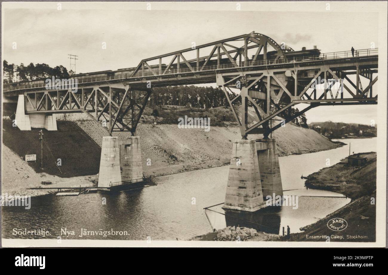 Pont ferroviaire avec trains passant sur le canal Södertälje. Banque D'Images