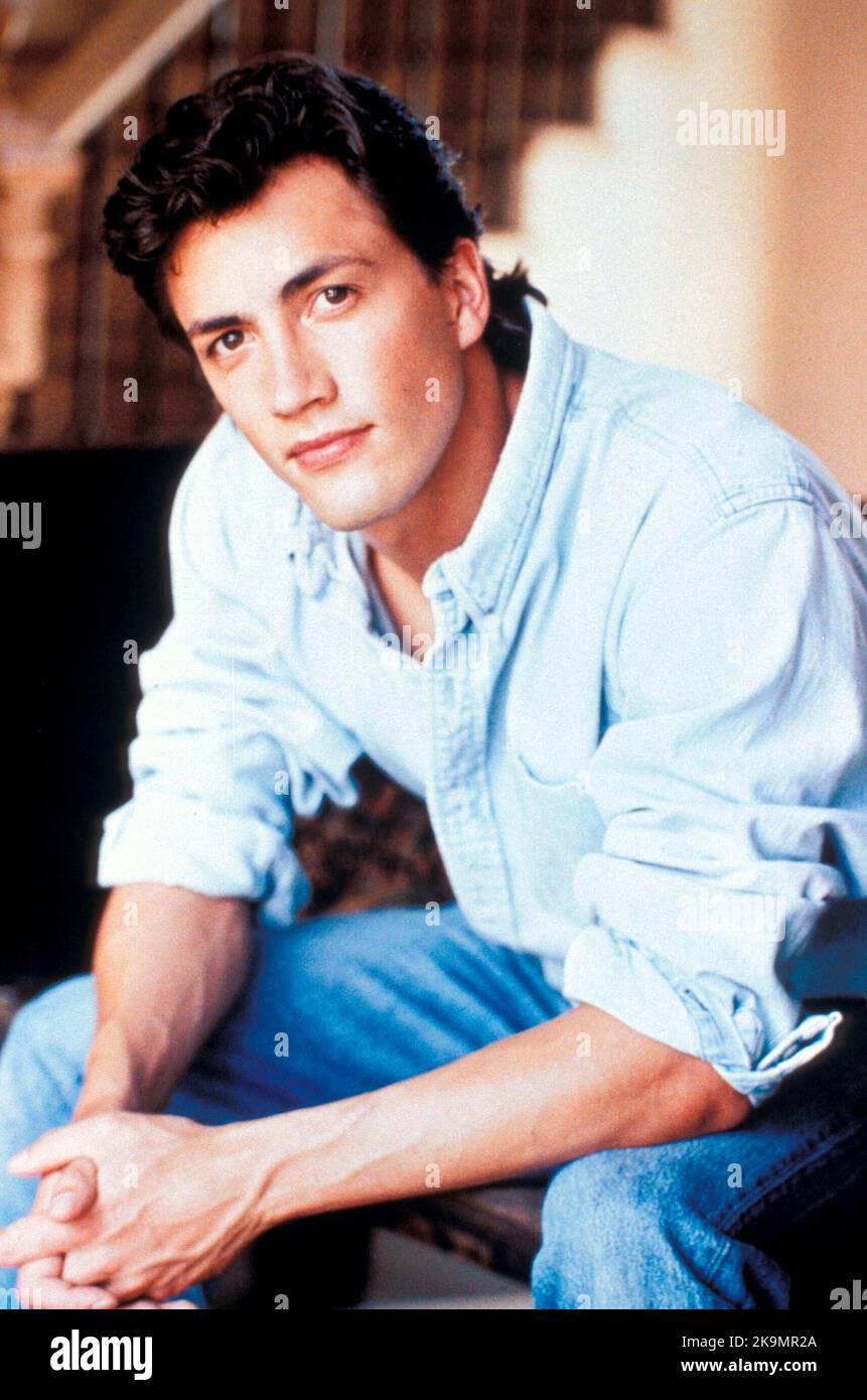 ANDREW SHUE à MELROSE PLACE (1992), dirigé par ANSON WILLIAMS, RICHARD LANG et CHARLES CORRELL. Crédit: FOX TELEVISION NETWORK/ORTHOGRAPHIE TV / Album Banque D'Images