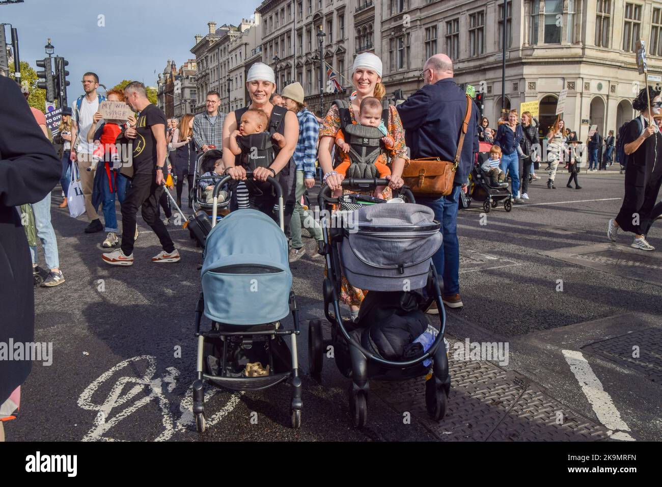 Londres, Royaume-Uni. 29th octobre 2022. Manifestants sur la place du Parlement. Les parents et les enfants, nombreux sont ceux qui portent des costumes, ont défilé de Trafalgar Square à Parliament Square pour exiger un service de garde d'enfants abordable, un travail flexible et un congé parental correctement payé lors de la manifestation sur le thème de l'Halloween « la moustache des momies ». Credit: Vuk Valcic/Alamy Live News Banque D'Images