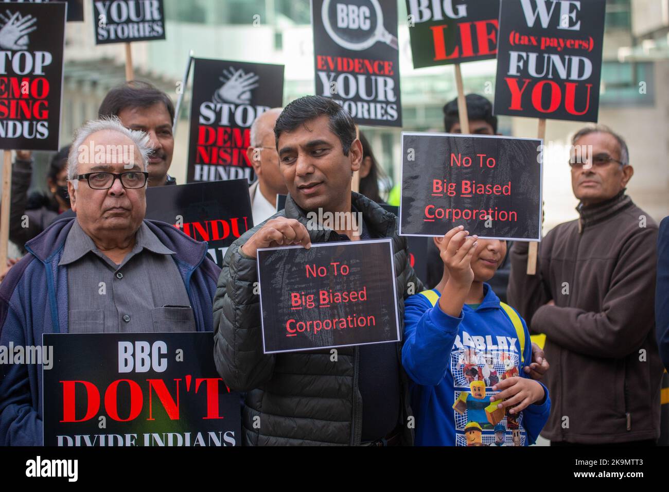 Londres, Angleterre, Royaume-Uni. 29th octobre 2022. Des membres de la diaspora hindoue indienne à Londres protestent devant le siège de la BBC. Des manifestants accusent la BBC de partialité anti-hindoue et anti-indienne. (Image de crédit : © Tayfun Salci/ZUMA Press Wire) Banque D'Images