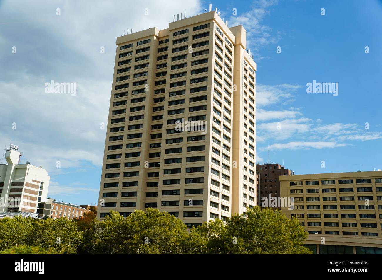 Syracuse, New York, Etats-Unis - 15 octobre 2022 - la vue de l'université de l'immeuble d'étudiants Banque D'Images