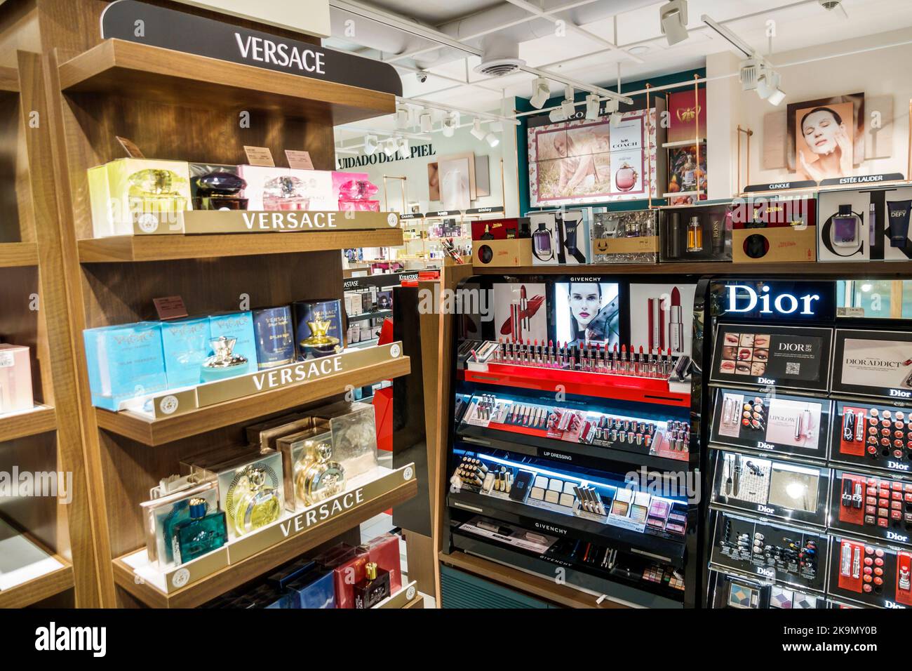 Bogota Colombie, Chapinero Centro comercial Andino Shopping Mall intérieur, Blind parfums Versace Dior display étagères, magasin de luxe St Banque D'Images