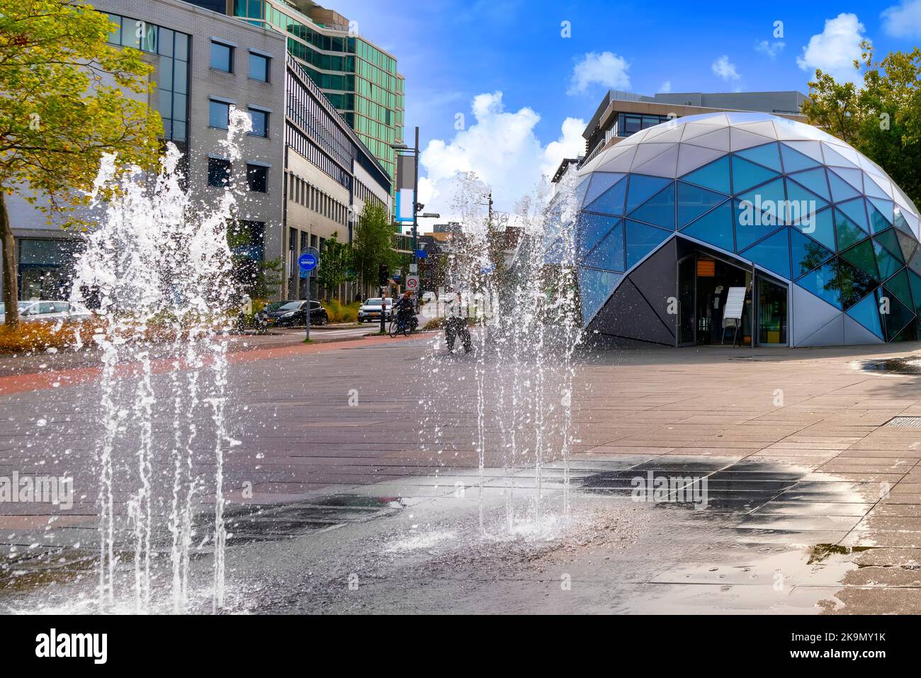 Centre-ville d'Eindhoven avec fontaine en premier plan, Belgique Banque D'Images