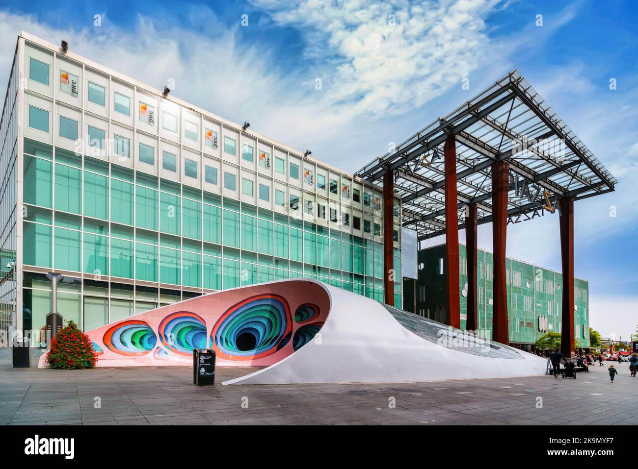 Eindhoven (Piazza), pays-Bas, 2022: Place commerçante avec une grande voûte à l'entrée du centre commercial Piazza, conçue par l'architecte Massimiliano Fuksas. Banque D'Images