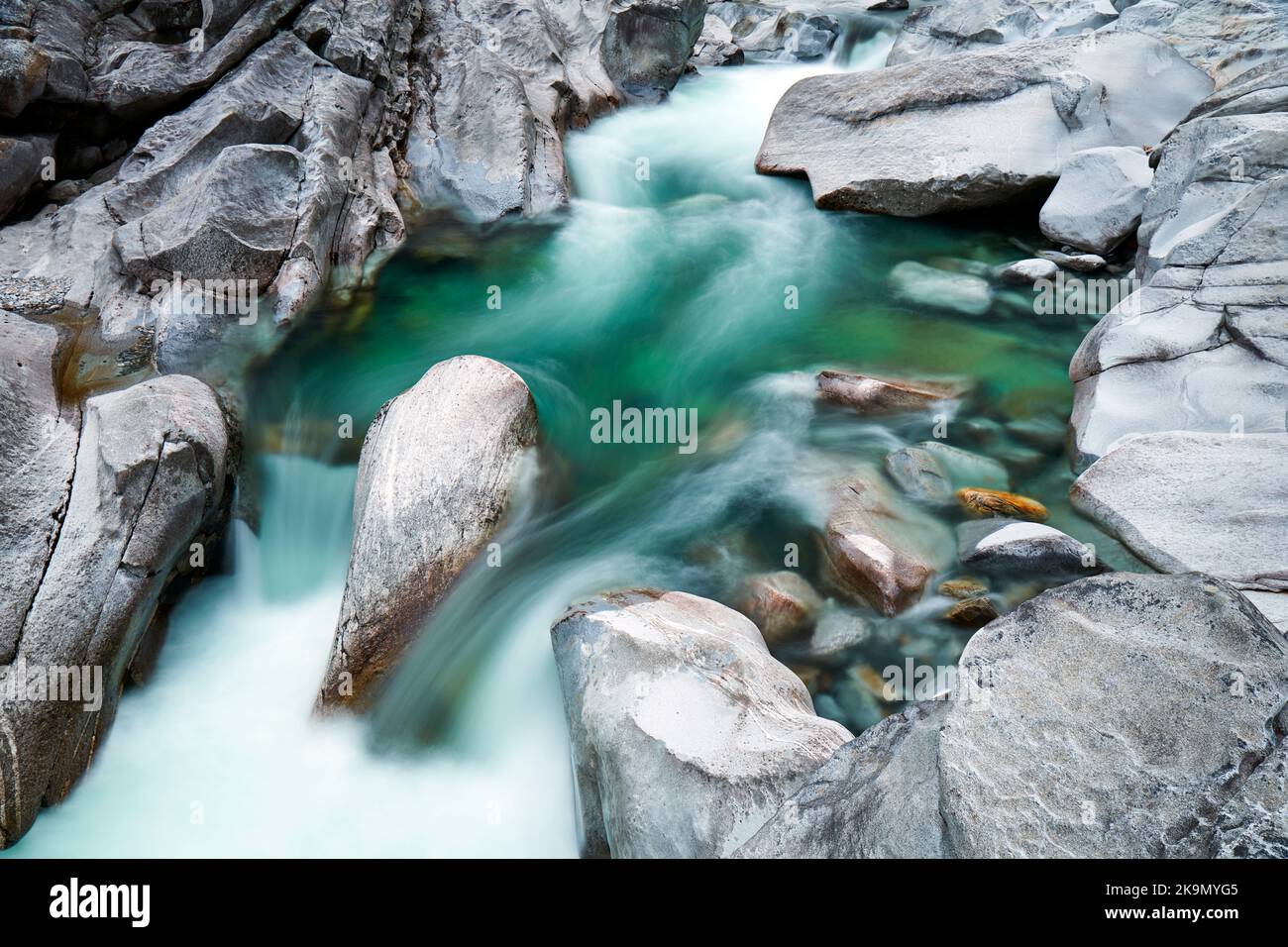 Eau verte de la rivière Verzasca Banque D'Images