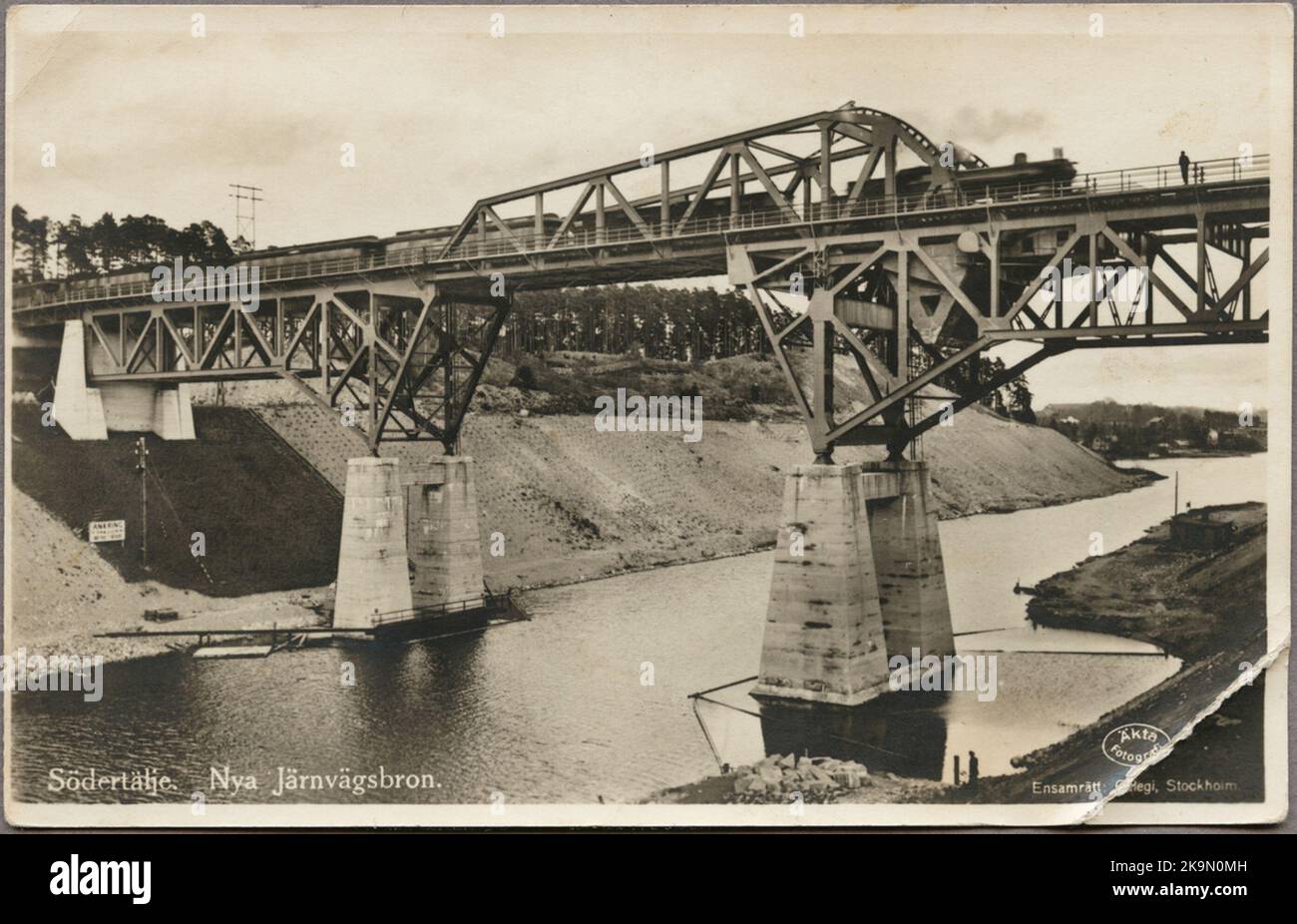 Pont ferroviaire avec trains passant sur le canal Södertälje. Banque D'Images