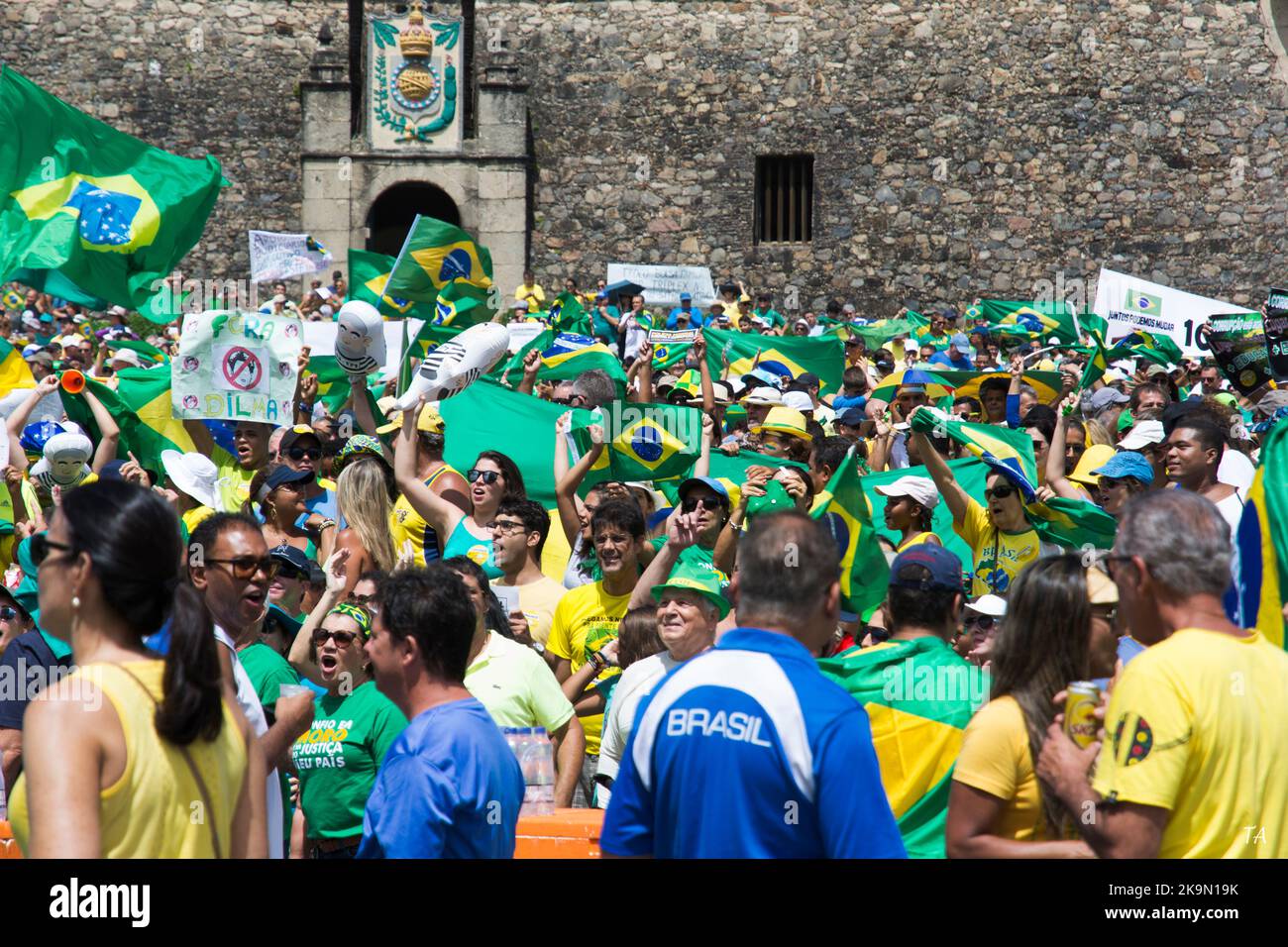 Les manifestants aux drapeaux brésiliens appellent à la destitution de Dilma Ruosseff. Salvador, Brésil Banque D'Images