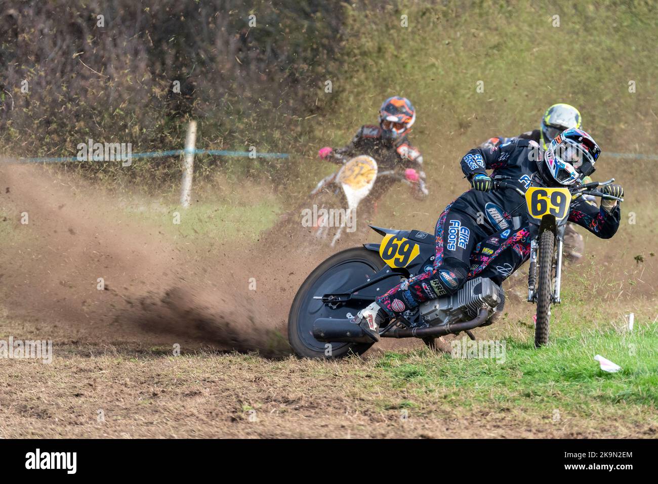 Purleigh Barns Farm, Latchingdon, Essex, Royaume-Uni. 29th octobre 2022. Les motos solo et sidecar, ainsi que les quads, ont couru autour d'une piste ovale boueuse dans un champ près de Maldon dans l'Essex dans diverses classes, organisées par Southend & District Motorcycle Club. La course de Grasstrack est similaire à celle de speedway. Les classes de course varient du sens horaire au sens anti-horaire. Les capacités du moteur peuvent atteindre 1000cc et incluent des machines antérieures à 1975. 69 - Chad Wirtzfeld en 500cc classe solo Banque D'Images