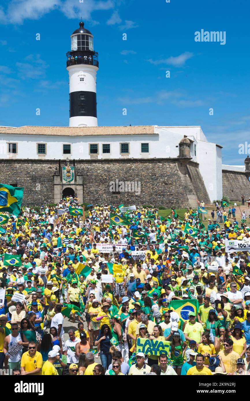 Les manifestants aux drapeaux brésiliens appellent à la destitution de Dilma Ruosseff. Salvador, Brésil Banque D'Images