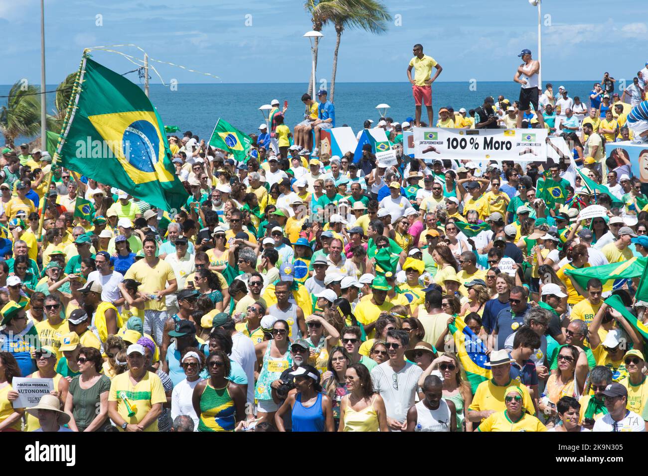 Les manifestants aux drapeaux brésiliens appellent à la destitution de Dilma Ruosseff. Salvador, Brésil Banque D'Images