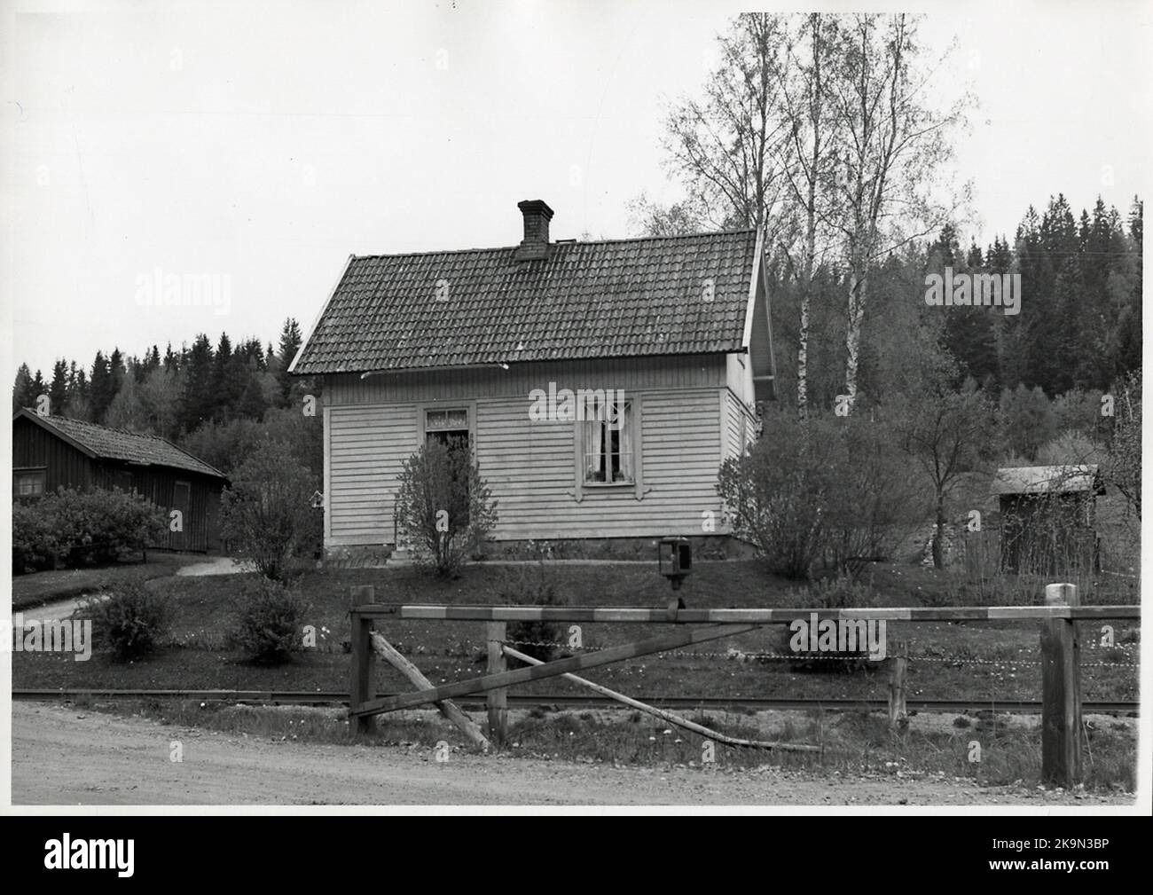 Sur la ligne entre Skövde et Axvall. Bankvaktstuga numéro 3 à Stenberget sur Billingen. Varnhemsvägen traverse la piste. Banque D'Images
