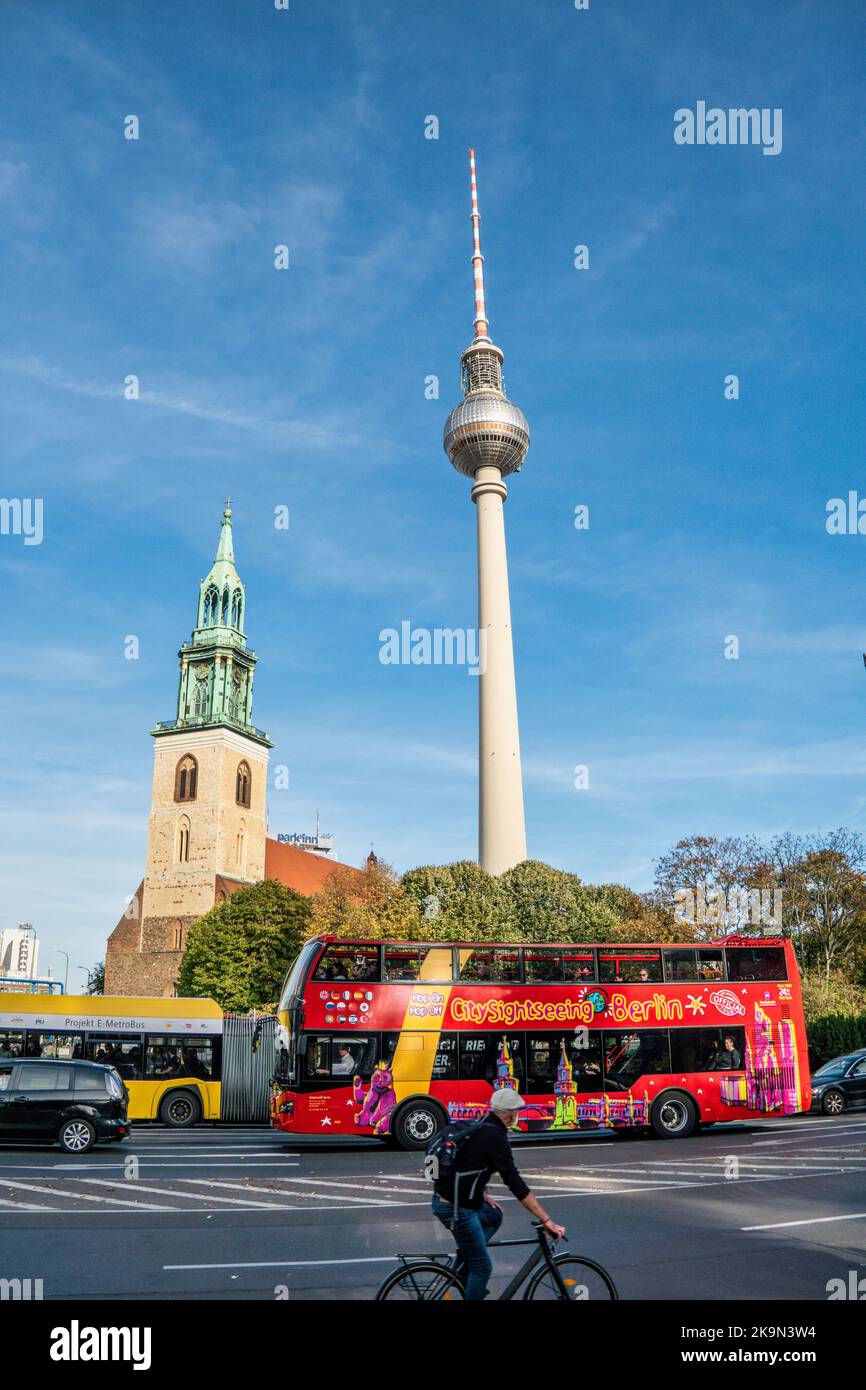 Fernsehturm, Alex, Alexanderplatz, bus touristique, Stadtrundfahrten, Tourismus, Herbst, Berlin Banque D'Images