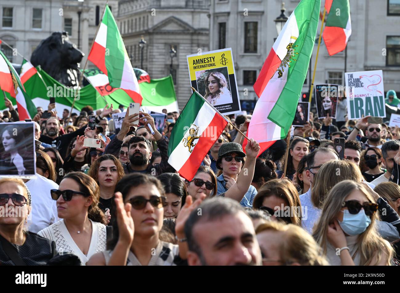 Aujourd'hui aussi, l'anniversaire de Mohammad Reza Shah Pahlavi se souvient du dernier roi d'Iran. Des milliers de gouvernements anti-iraniens poursuivent la manifestation des manifestants dénonce la mort d'une femme kurde Mahda Amini en Iran, la demande d'un changement de régime en Iran à Trafalgar Square, Londres, Royaume-Uni. - 29th octobre 2022. Banque D'Images