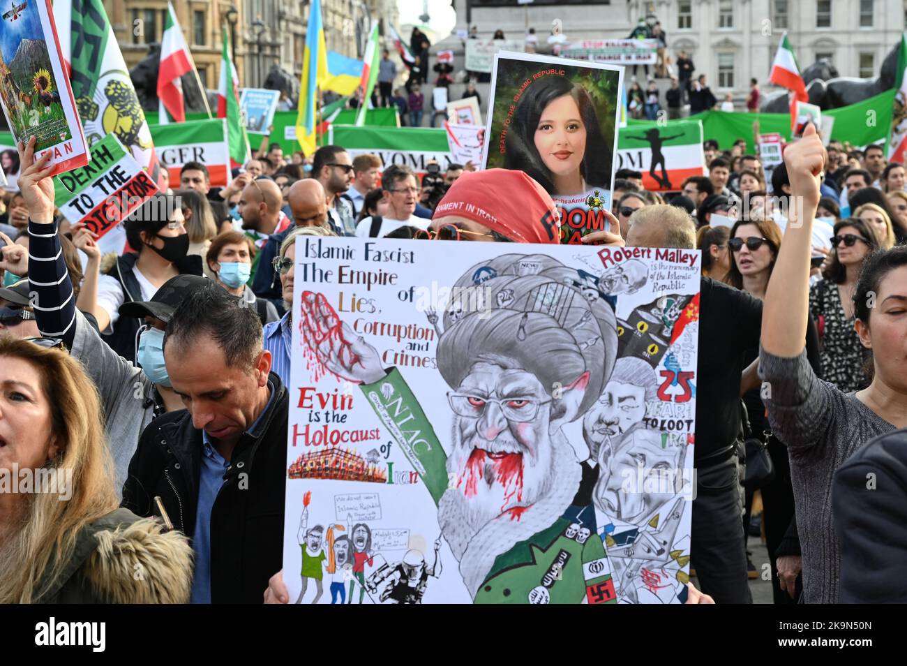 Aujourd'hui aussi, l'anniversaire de Mohammad Reza Shah Pahlavi se souvient du dernier roi d'Iran. Des milliers de gouvernements anti-iraniens poursuivent la manifestation des manifestants dénonce la mort d'une femme kurde Mahda Amini en Iran, la demande d'un changement de régime en Iran à Trafalgar Square, Londres, Royaume-Uni. - 29th octobre 2022. Banque D'Images