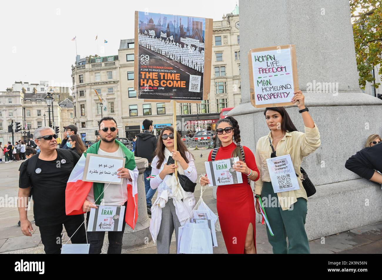 Aujourd'hui aussi, l'anniversaire de Mohammad Reza Shah Pahlavi se souvient du dernier roi d'Iran. Des milliers de gouvernements anti-iraniens poursuivent la manifestation des manifestants dénonce la mort d'une femme kurde Mahda Amini en Iran, la demande d'un changement de régime en Iran à Trafalgar Square, Londres, Royaume-Uni. - 29th octobre 2022. Banque D'Images