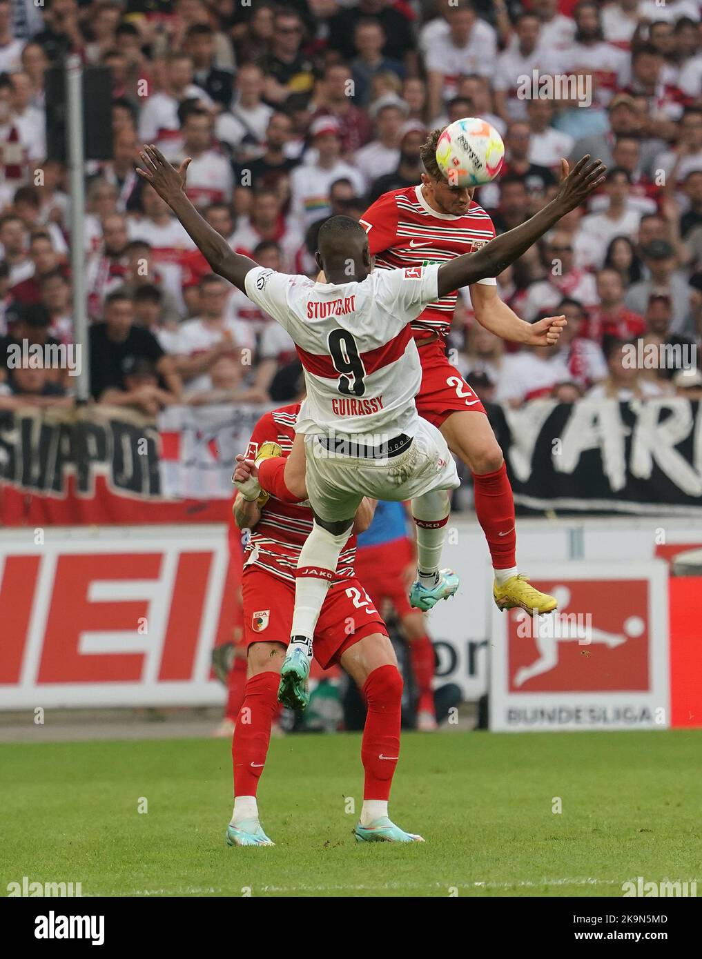 Stuttgart, Allemagne. 29th octobre 2022. Football: Bundesliga, VfB Stuttgart - FC Augsbourg, Matchday 12, Mercedes-Benz Arena Serhou Guirassy (L) de Stuttgart et Lukas Petkov d'Augsbourg se battent pour le ballon. Crédit : Hasan Bratic/dpa - REMARQUE IMPORTANTE : Conformément aux exigences de la DFL Deutsche Fußball Liga et de la DFB Deutscher Fußball-Bund, il est interdit d'utiliser ou d'avoir utilisé des photos prises dans le stade et/ou du match sous forme de séquences et/ou de séries de photos de type vidéo./dpa/Alay Live News Banque D'Images