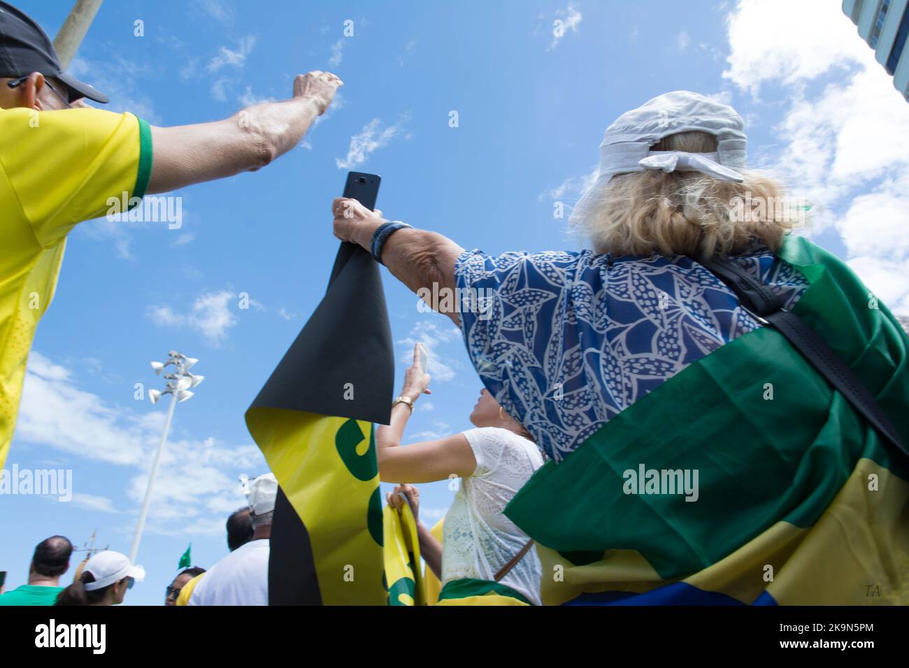 Les manifestants aux drapeaux brésiliens appellent à la destitution de Dilma Ruosseff. Salvador, Brésil Banque D'Images