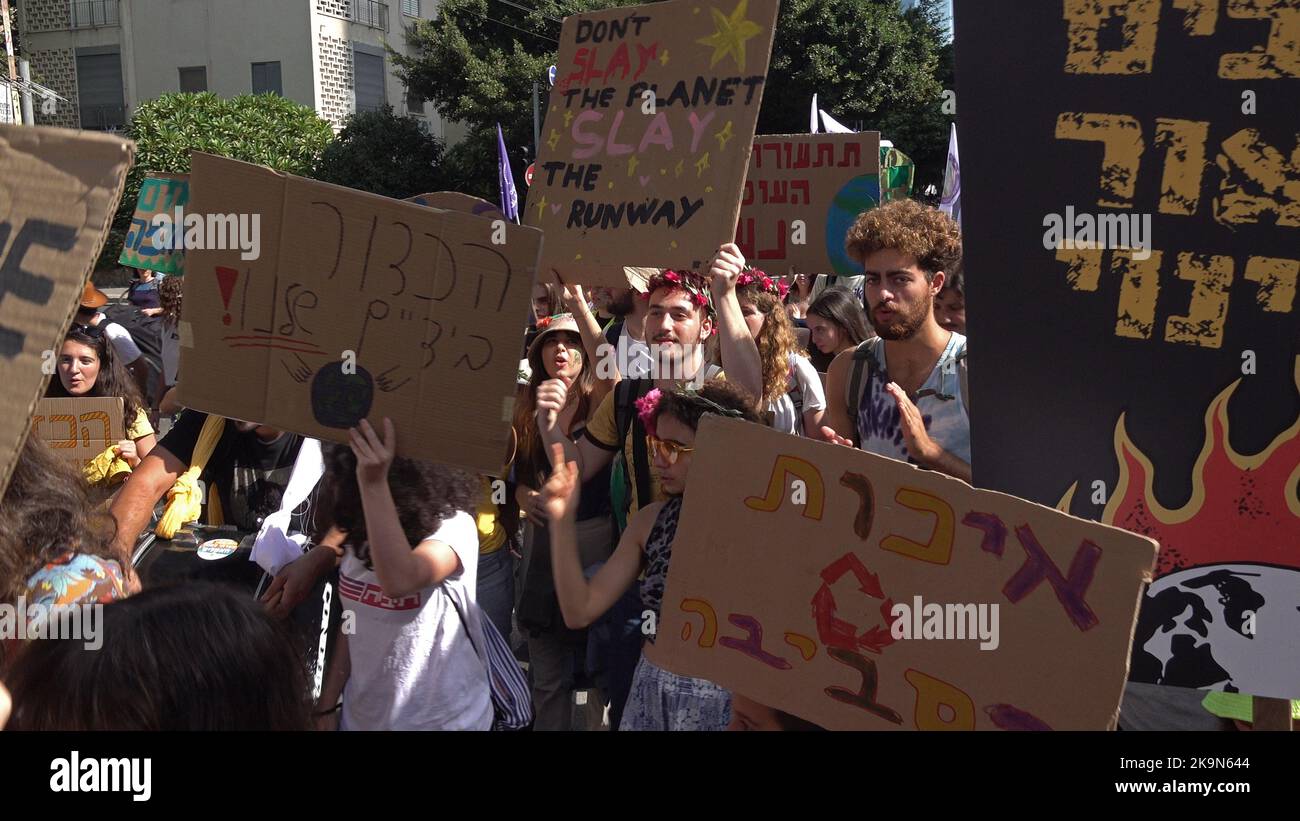 TEL AVIV, ISRAËL - OCTOBRE 28 : des manifestants ont fait des signes lors de la marche annuelle sur le climat pour sensibiliser le public et appeler à une action gouvernementale sur 28 octobre 2022 à tel Aviv, Israël. La marche sur le climat a eu lieu pour la septième année avant la conférence sur le climat de l’ONU en COP27, qui s’ouvrira officiellement à 6 novembre dans la station balnéaire égyptienne de Charm el-Cheikh. Crédit : Eddie Gerald/Alay Live News Banque D'Images