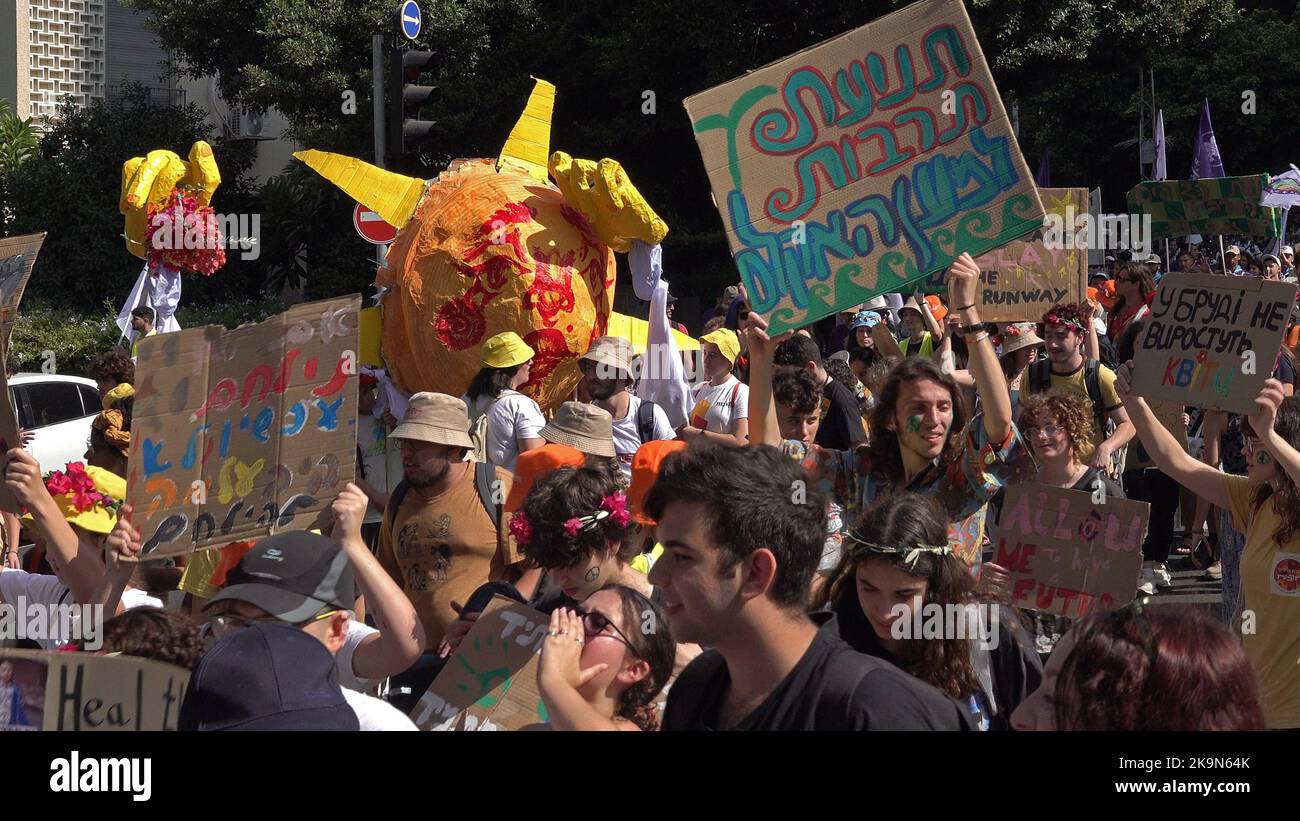 TEL AVIV, ISRAËL - OCTOBRE 28 : des manifestants ont fait des signes lors de la marche annuelle sur le climat pour sensibiliser le public et appeler à une action gouvernementale sur 28 octobre 2022 à tel Aviv, Israël. La marche sur le climat a eu lieu pour la septième année avant la conférence sur le climat de l’ONU en COP27, qui s’ouvrira officiellement à 6 novembre dans la station balnéaire égyptienne de Charm el-Cheikh. Crédit : Eddie Gerald/Alay Live News Banque D'Images