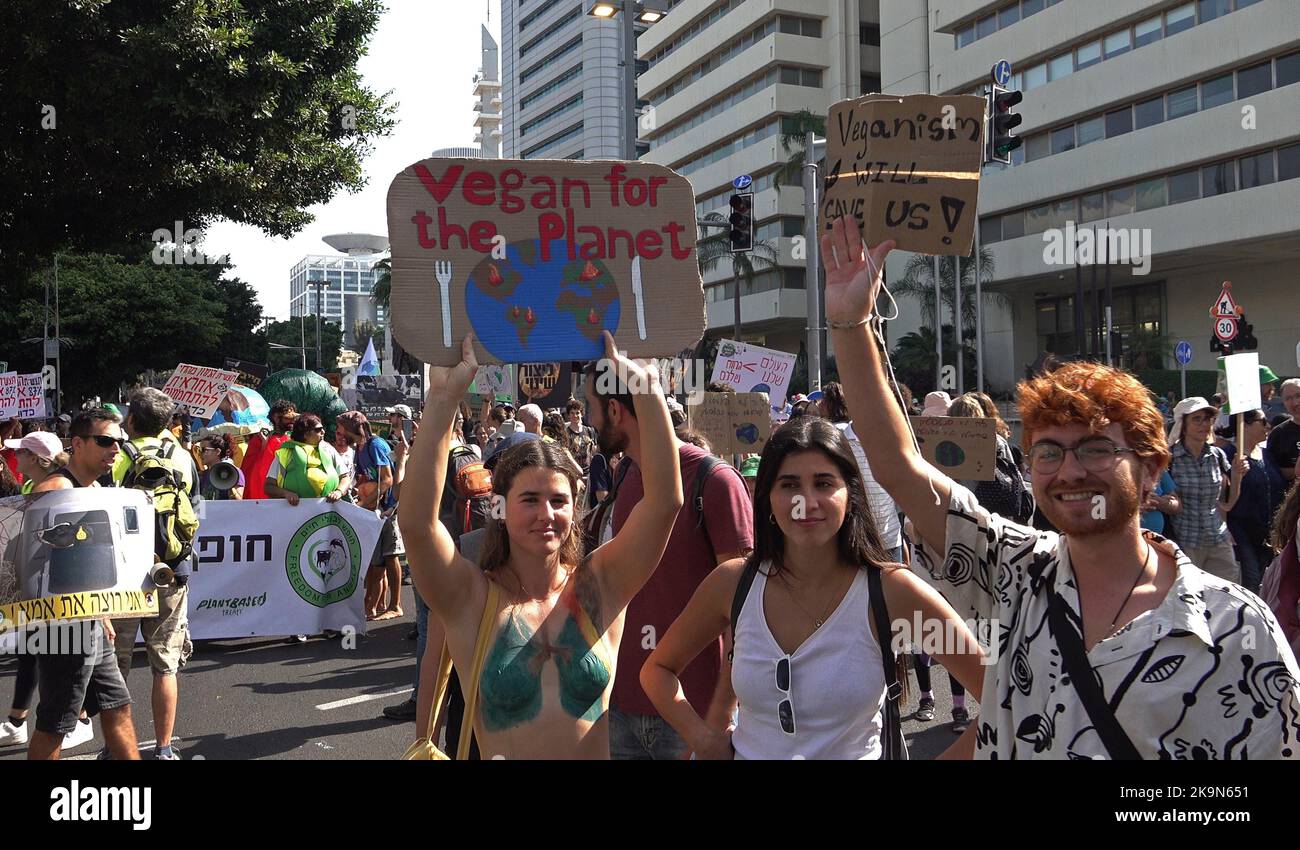 TEL AVIV, ISRAËL - OCTOBRE 28 : des manifestants ont fait des signes lors de la marche annuelle sur le climat pour sensibiliser le public et appeler à une action gouvernementale sur 28 octobre 2022 à tel Aviv, Israël. La marche sur le climat a eu lieu pour la septième année avant la conférence sur le climat de l’ONU en COP27, qui s’ouvrira officiellement à 6 novembre dans la station balnéaire égyptienne de Charm el-Cheikh. Crédit : Eddie Gerald/Alay Live News Banque D'Images