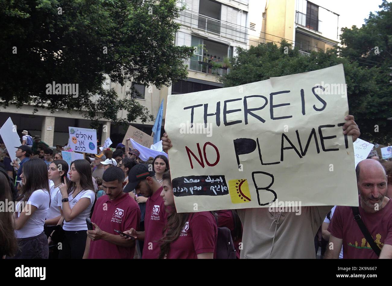 TEL AVIV, ISRAËL - OCTOBRE 28 : des manifestants ont fait des signes lors de la marche annuelle sur le climat pour sensibiliser le public et appeler à une action gouvernementale sur 28 octobre 2022 à tel Aviv, Israël. La marche sur le climat a eu lieu pour la septième année avant la conférence sur le climat de l’ONU en COP27, qui s’ouvrira officiellement à 6 novembre dans la station balnéaire égyptienne de Charm el-Cheikh. Crédit : Eddie Gerald/Alay Live News Banque D'Images