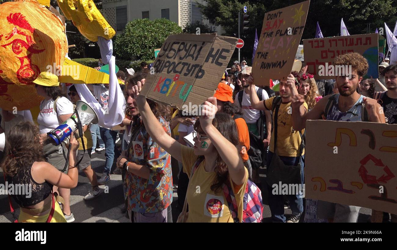 TEL AVIV, ISRAËL - OCTOBRE 28 : des manifestants ont fait des signes lors de la marche annuelle sur le climat pour sensibiliser le public et appeler à une action gouvernementale sur 28 octobre 2022 à tel Aviv, Israël. La marche sur le climat a eu lieu pour la septième année avant la conférence sur le climat de l’ONU en COP27, qui s’ouvrira officiellement à 6 novembre dans la station balnéaire égyptienne de Charm el-Cheikh. Crédit : Eddie Gerald/Alay Live News Banque D'Images