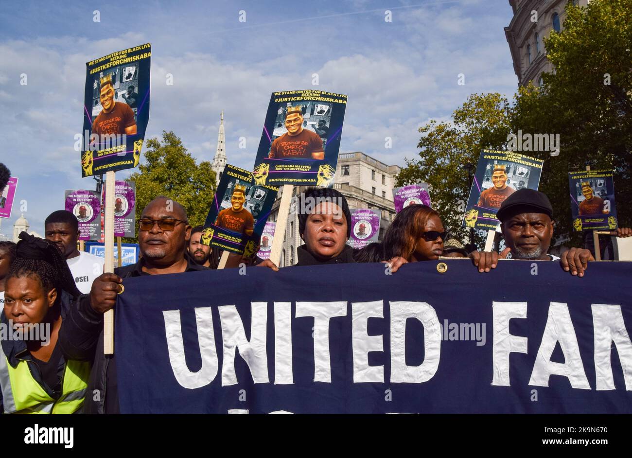 Londres, Royaume-Uni. 29th octobre 2022. Les parents de Chris Kaba, qui a été abattu par la police alors qu'ils n'étaient pas armés. Des membres de la famille, des amis et des partisans ont défilé de Trafalgar Square à Downing Street pour réclamer justice aux personnes décédées en garde à vue et aux mains de la police, et pour protester contre les brutalités policières. Credit: Vuk Valcic/Alamy Live News Banque D'Images