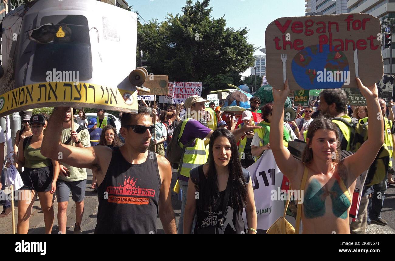 TEL AVIV, ISRAËL - OCTOBRE 28 : des manifestants ont fait des signes lors de la marche annuelle sur le climat pour sensibiliser le public et appeler à une action gouvernementale sur 28 octobre 2022 à tel Aviv, Israël. La marche sur le climat a eu lieu pour la septième année avant la conférence sur le climat de l’ONU en COP27, qui s’ouvrira officiellement à 6 novembre dans la station balnéaire égyptienne de Charm el-Cheikh. Crédit : Eddie Gerald/Alay Live News Banque D'Images