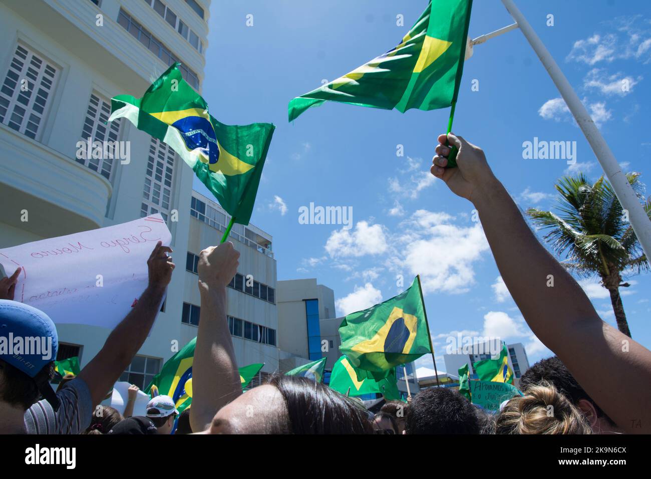Les manifestants aux drapeaux brésiliens appellent à la destitution de Dilma Ruosseff. Salvador, Brésil Banque D'Images