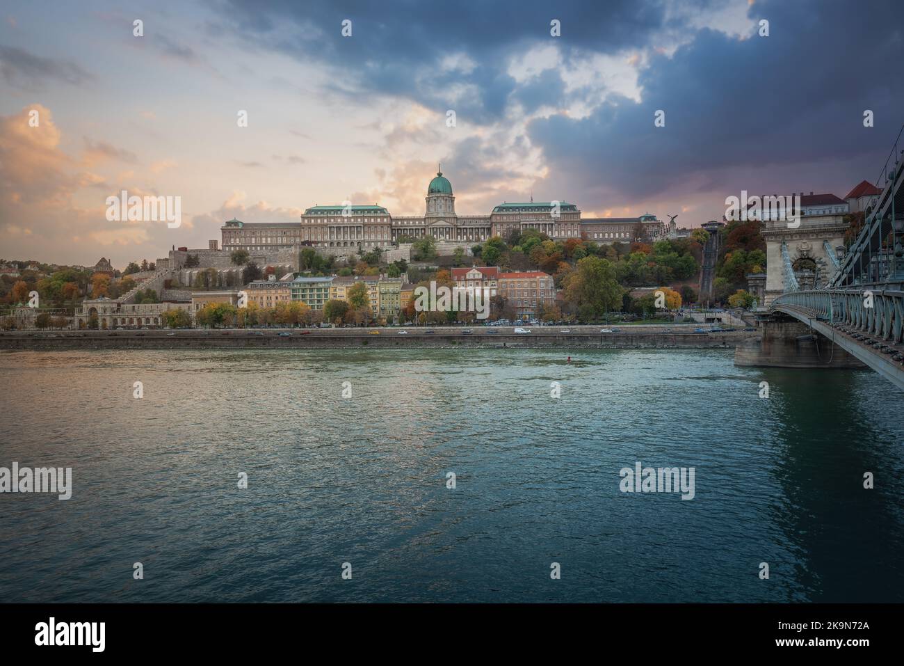 Vue panoramique sur le Danube avec le château de Buda et le pont de la chaîne de Szechenyi - Budapest, Hongrie Banque D'Images