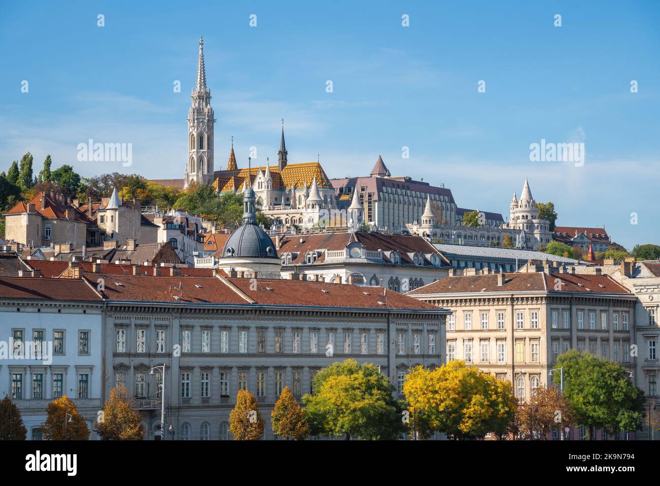 Skyline de Pest avec l'église Matthias et le bastion de Fishermans - Budapest, Hongrie Banque D'Images