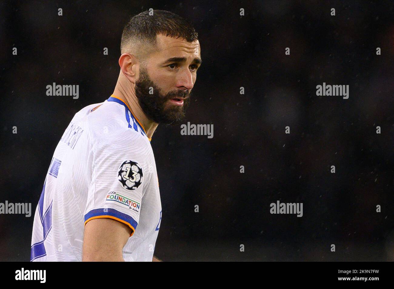 Photo du dossier - Karim Benzema lors de la manche de la Ligue des champions de l'UEFA un match entre Paris Saint-Germain et le Real Madrid au Parc des Princes sur 15 février 2022 à Paris, France. - Bien que souffrant d'une blessure musculaire à sa cuisse gauche, Karim Benzema n'a pas joué les deux derniers jeux du Real Madrid contre Sevilla FC et Leipzig, le joueur est de nouveau confisqué pour un match contre Gérone. Une absence qui commence à s'inquiéter, tandis que le premier match de l'équipe de France dans la coupe du monde aura lieu sur 22 novembre contre l'Australie. Photo de Laurent Zabulon/ABACAPRESS.COM Banque D'Images