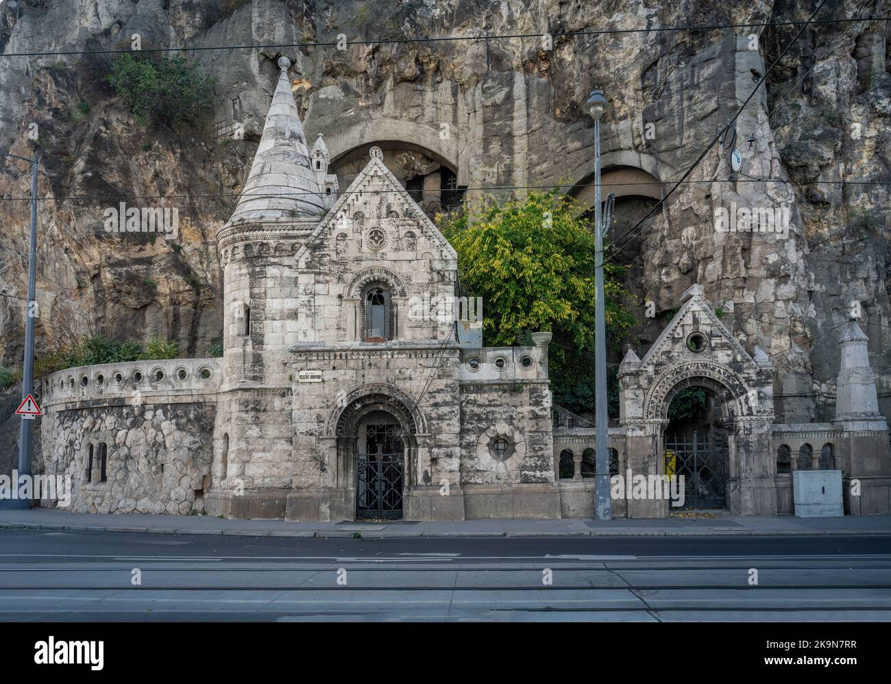 Église de roche et monastère Pauline sur le quai Saint Gellert - Budapest, Hongrie Banque D'Images