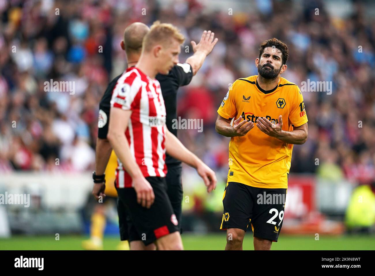 Diego Costa de Wolverhampton Wanderers (à droite) parle à l'arbitre Robert Madley avant un chèque VAR et une carte rouge pour une faute sur Ben Mee de Brentford lors du match de la Premier League au Gtech Community Stadium, Londres. Date de la photo: Samedi 29 octobre 2022. Banque D'Images