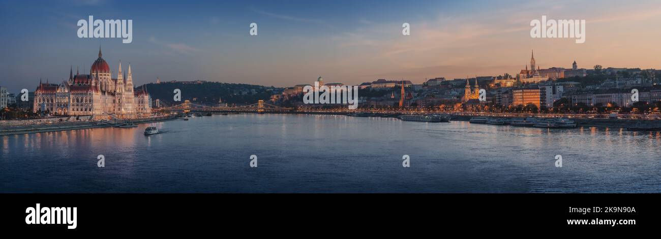 Vue panoramique avec les principaux monuments - Parlement, château de Buda, pont de chaîne et église Matthias - Budapest, Hongrie Banque D'Images