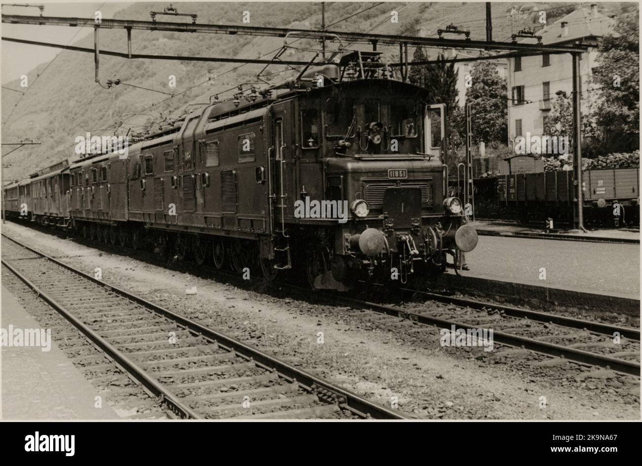 Trains de voyageurs à Bangården. La locomotive porte le numéro 118 51. Banque D'Images