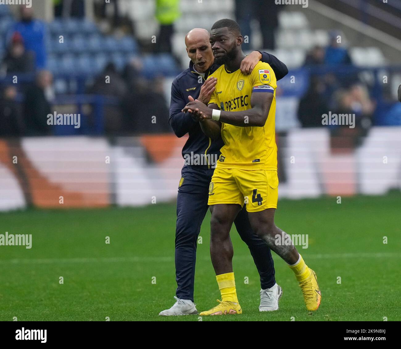 Dino Maamria, directeur de Burton Albion, parle avec Adedeji Oshilaja #4 de Burton Albion après le match Sky Bet League 1 Sheffield mercredi contre Burton Albion à Hillsborough, Sheffield, Royaume-Uni, 29th octobre 2022 (photo de Steve Flynn/News Images) Banque D'Images