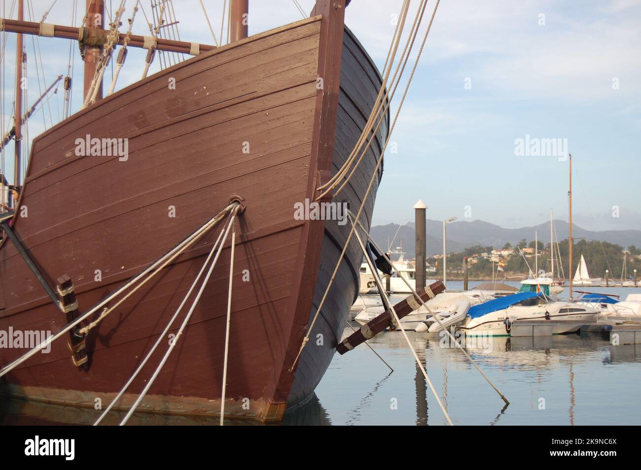 Reproduction du Caravelle Pinta de Christophe Colomb, ancré dans le port de Baiona en Galice. Banque D'Images