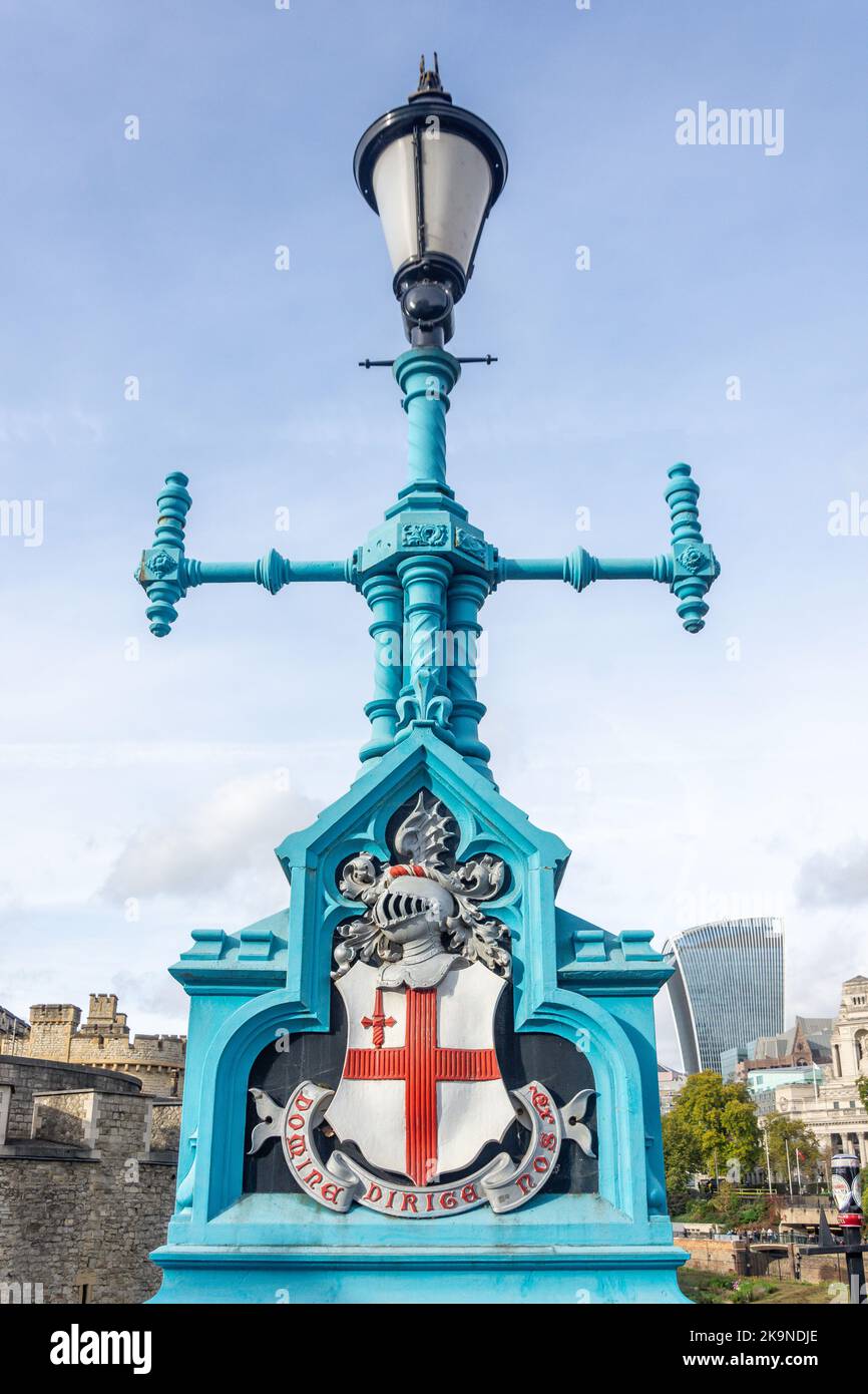 Armoiries sur la lampe Tower Bridge, approche Tower Bridge, Tower Hill, London Borough of Tower Hamlets, Greater London, Angleterre, Royaume-Uni Banque D'Images