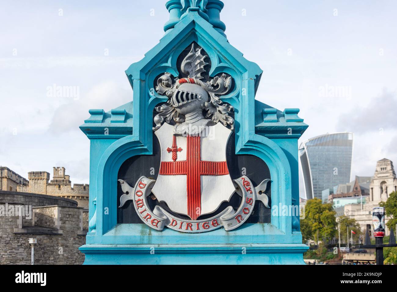 Armoiries sur la lampe Tower Bridge, approche Tower Bridge, Tower Hill, London Borough of Tower Hamlets, Greater London, Angleterre, Royaume-Uni Banque D'Images