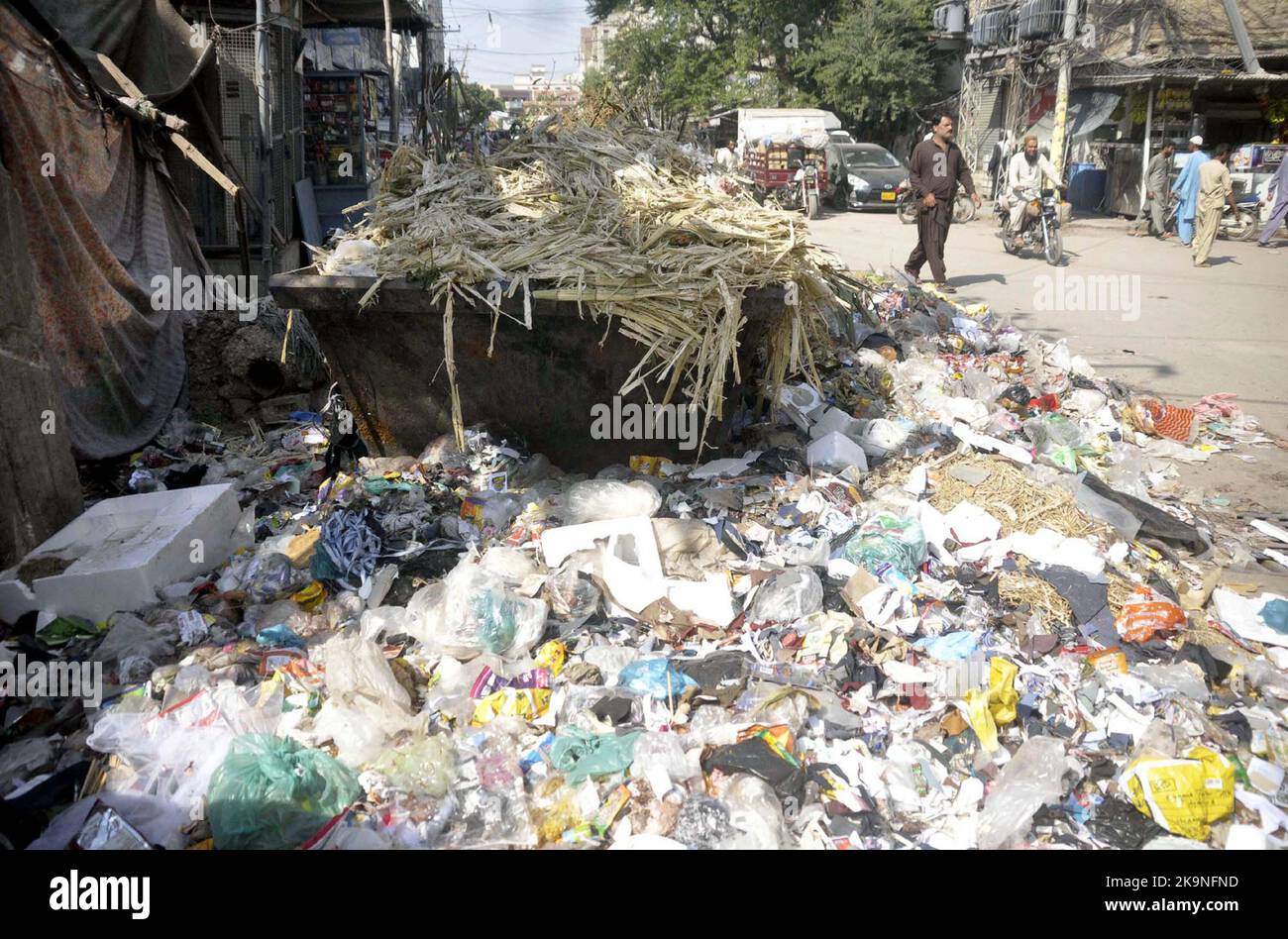 Énorme tas de déchets créant des problèmes pour les navetteurs, les résidents et l'atmosphère inhygiénique, montrant la négligence des autorités concernées, à marché Chowk à Hyderabad samedi, 29 octobre 2022. Credit: Asianet-Pakistan/Alamy Live News Banque D'Images