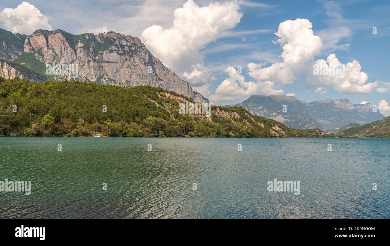 Le lac Cavedine, est un petit bassin artificiel qui offre la nature et les sports - province de trente - Trentin-Haut-Adige - Nord de l'italie Banque D'Images