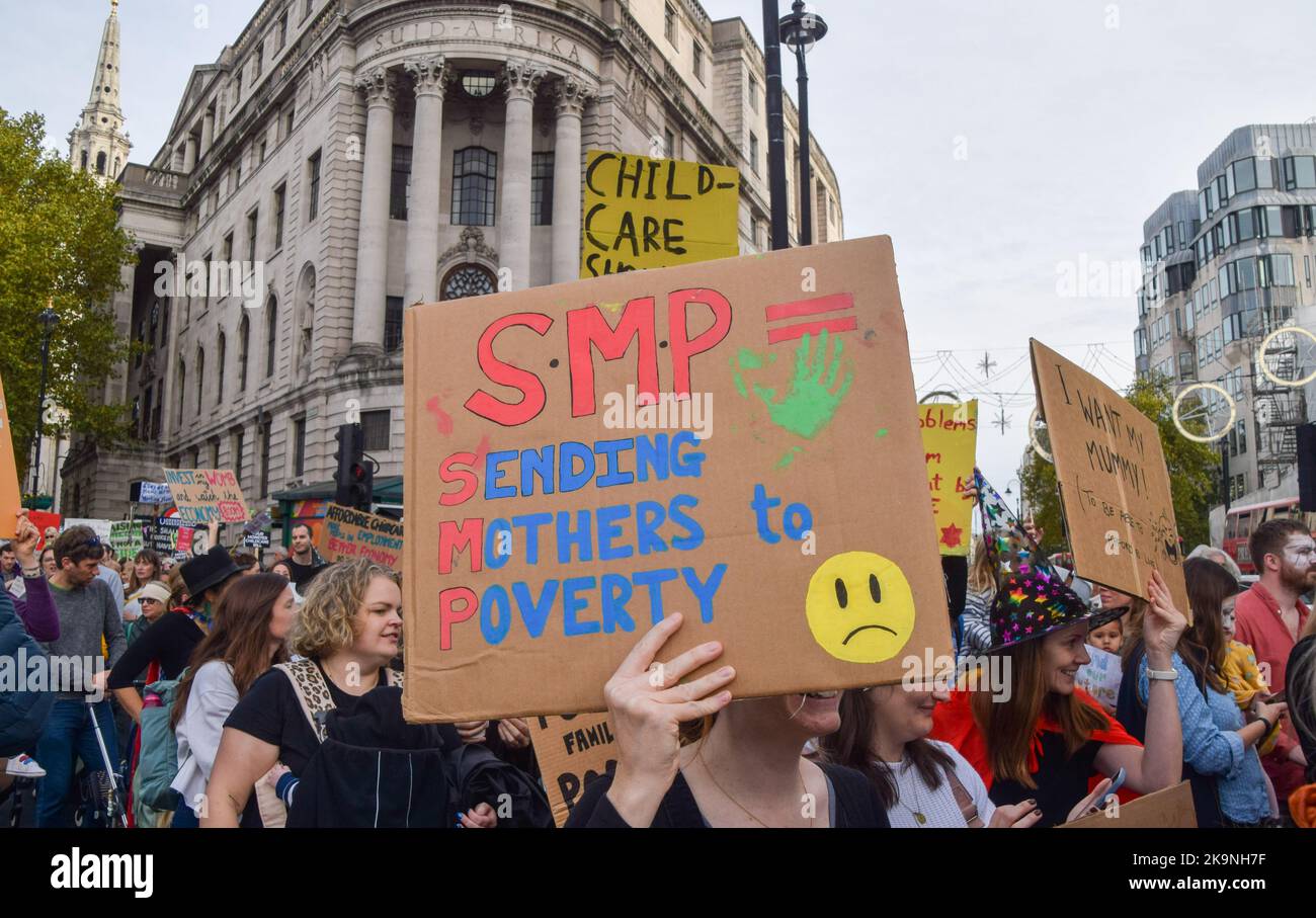 Londres, Angleterre, Royaume-Uni. 29th octobre 2022. Un manifestant détient un signe critique de la rémunération de maternité statutaire (SMP) à Trafalgar Square. Les parents et les enfants, nombreux sont ceux qui portent des costumes, ont défilé de Trafalgar Square à Parliament Square pour exiger un service de garde d'enfants abordable, un travail flexible et un congé parental correctement payé lors de la manifestation sur le thème de l'Halloween « la « arche des momies ». (Image de crédit : © Vuk Valcic/ZUMA Press Wire) Banque D'Images