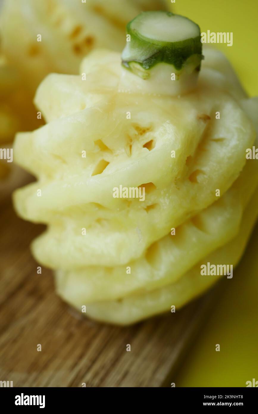 tranche d'ananas sur une planche de bois sur une table Banque D'Images