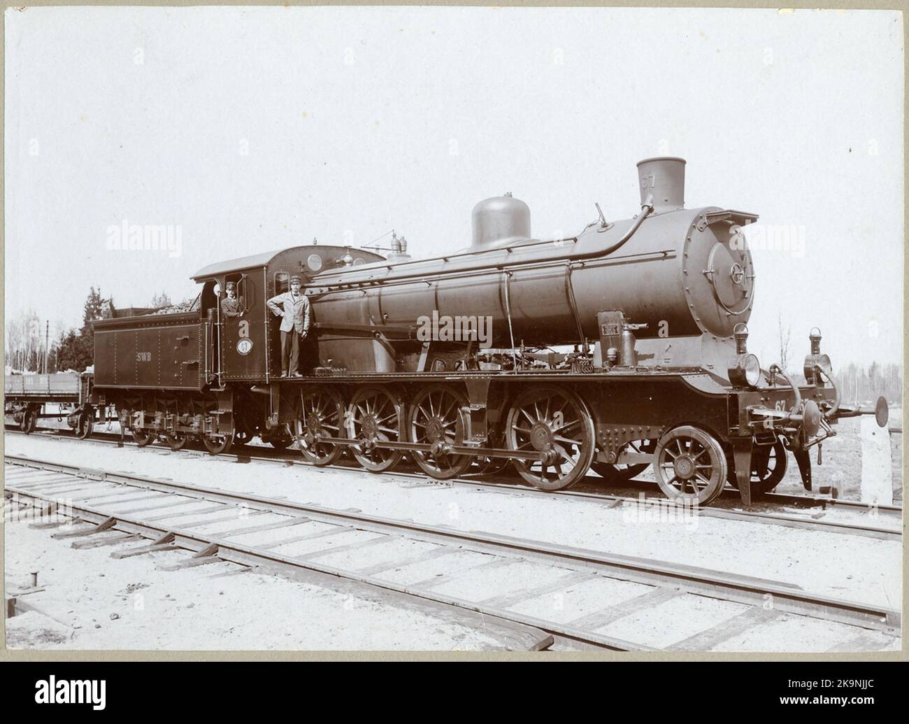 SWB M3 67 Köping 1915. FR.v. Le chauffeur local Johan Alfred Östling né en 8/12 1883 est décédé à Västerås, sur la passerelle Lokeltaren Johan Hjalmar Vikblom né en 10/6 1889 est décédé à Västerås 12/10 1963. Ekegren 33. Cadeau de Gerda Vikblom. Banque D'Images