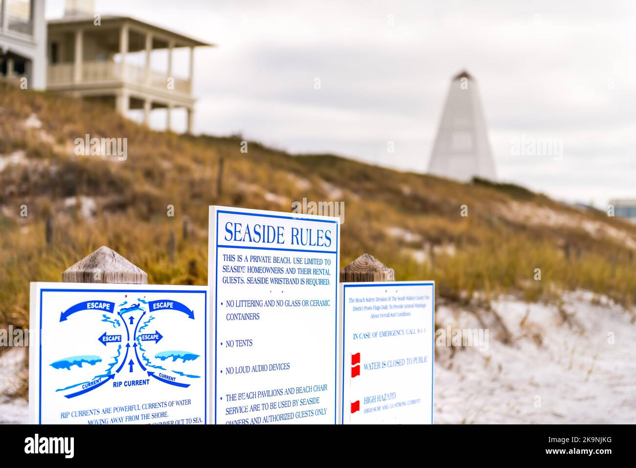 Bord de mer, la Floride panhandle avec les règles de plage affiche pour danger rip courants, pas de détritus et de tering dans la nouvelle ville urbaine petite ville Banque D'Images