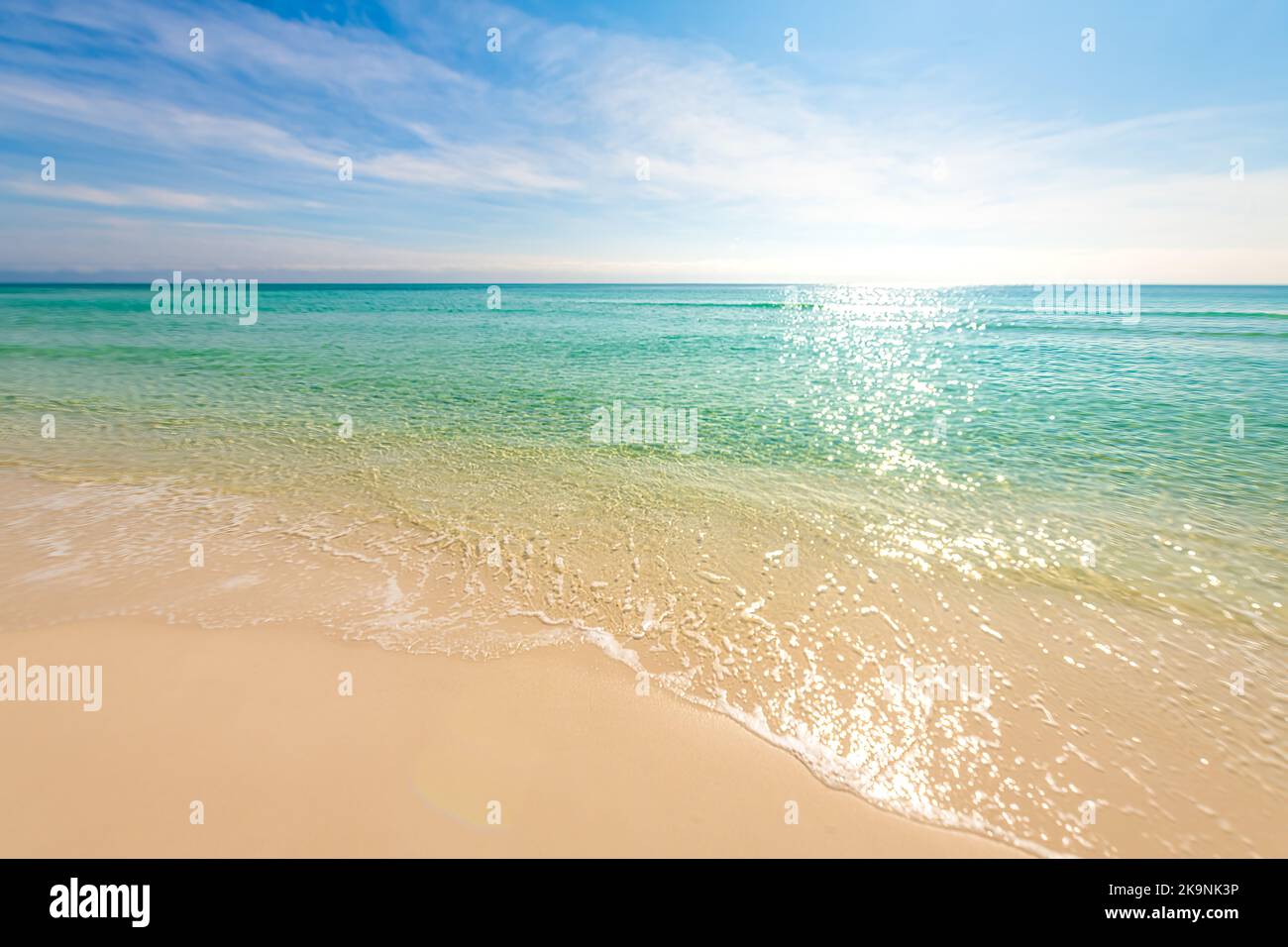 Vagues scintillantes scintillantes avec reflets du soleil sur l'eau du golfe du Mexique avec de petites ondulations le jour ensoleillé à Miramar, en Floride, à poignée de garde-manger Banque D'Images