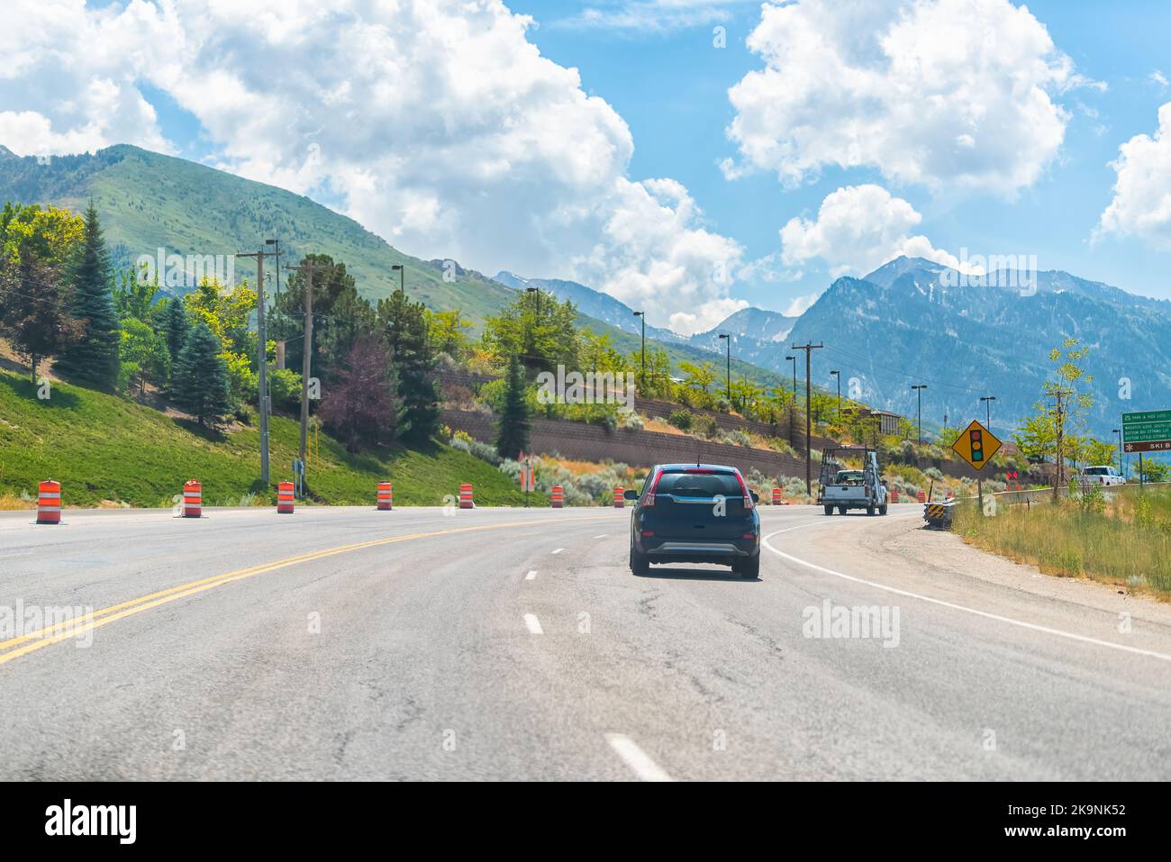 Voitures roulant sur l'autoroute inter-état à Park City, dans la station de ski de l'Utah avec les montagnes Wasatch en été Banque D'Images