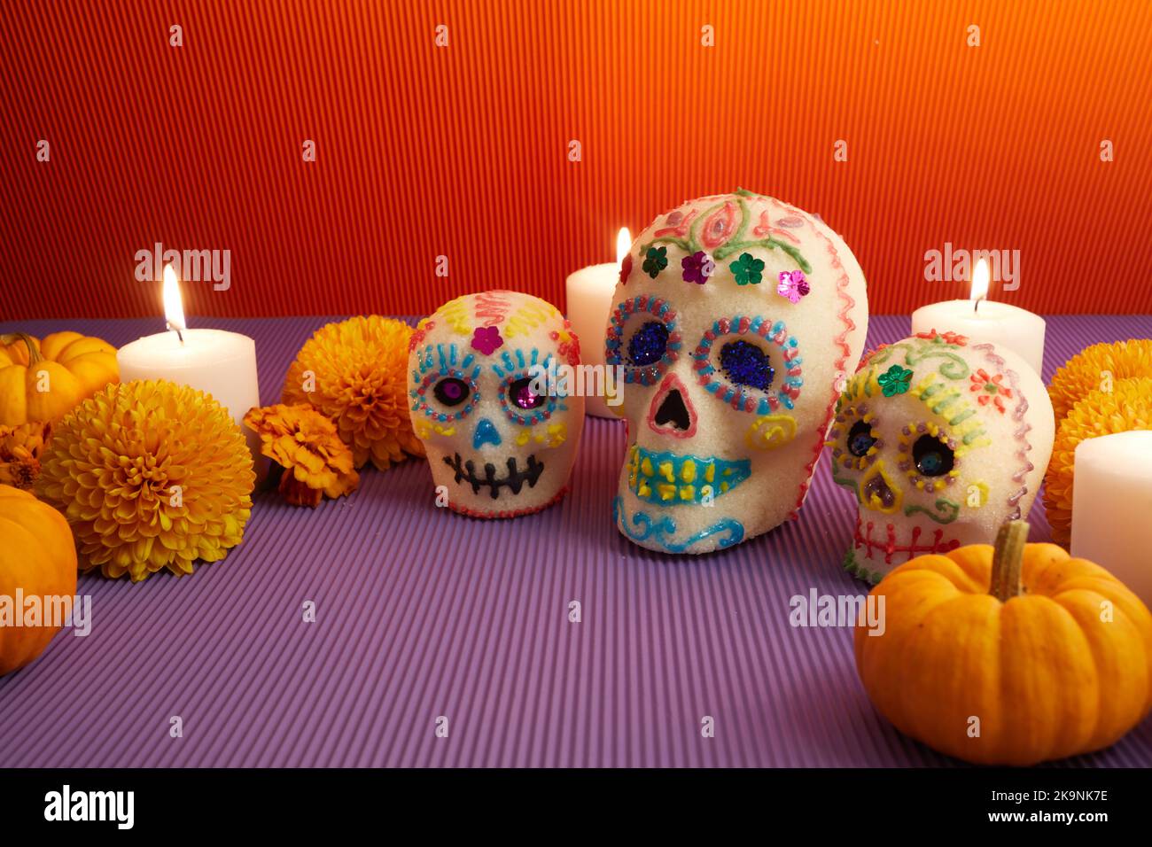 Dia de los muertos - jour des morts crâne de sucre avec bougies, et cempasuchil fleurs décoration d'autel. Banque D'Images